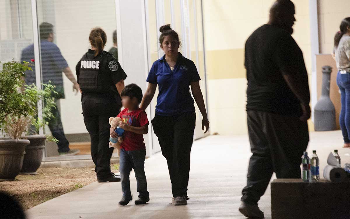 Aumentan a 19 niños y dos adultos los muertos por tiroteo en primaria de Texas